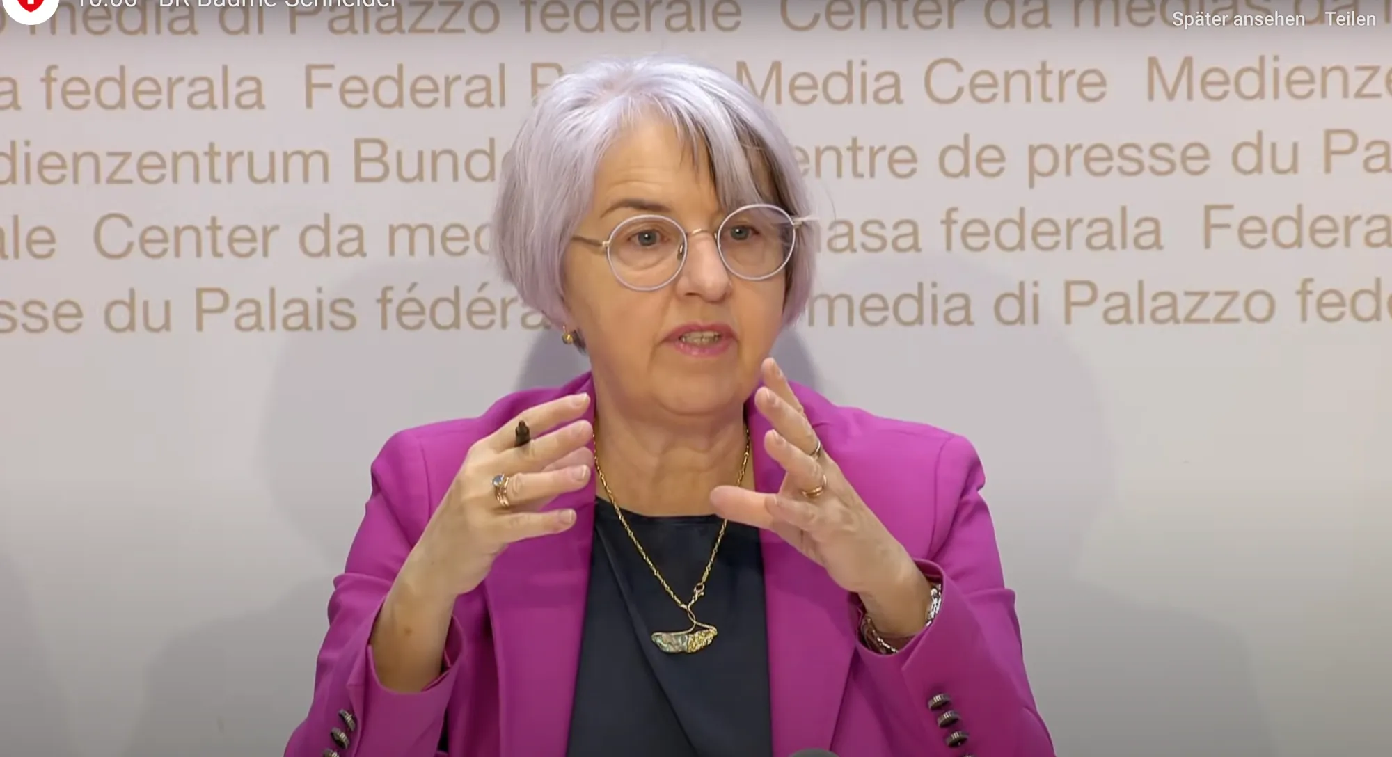 Bundesrätin Elisabeth Baume-Schneider in pinkem Blazer spricht an einer Medienkonferenz im Medienzentrum Bundeshaus