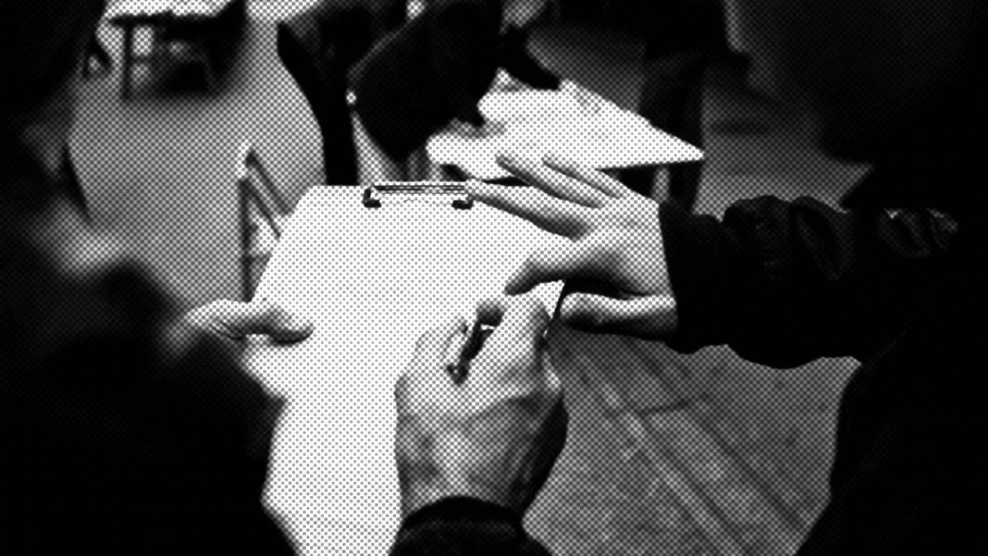 Schwarzweissbild: Hände halten ein Klemmbrett mit einem Unterschriftenbogen, eine Person unterschreibt
