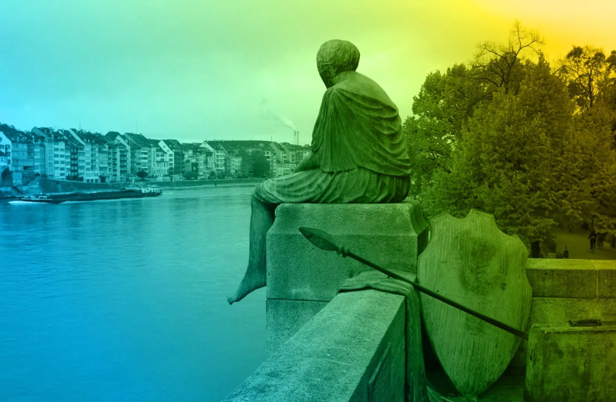 Statue der Helvetia auf der Mittleren Brücke in Basel, sie blickt über den Rhein, farbig getönt