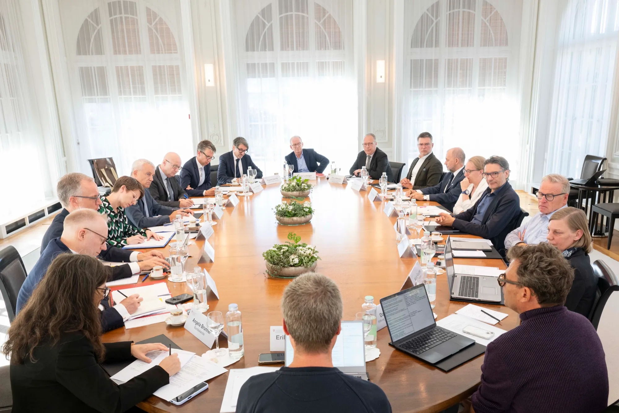 Runder Tisch im Bernerhof: rund zwanzig Teilnehmende des Beiratstreffens Digitale Schweiz mit Laptops und Unterlagen