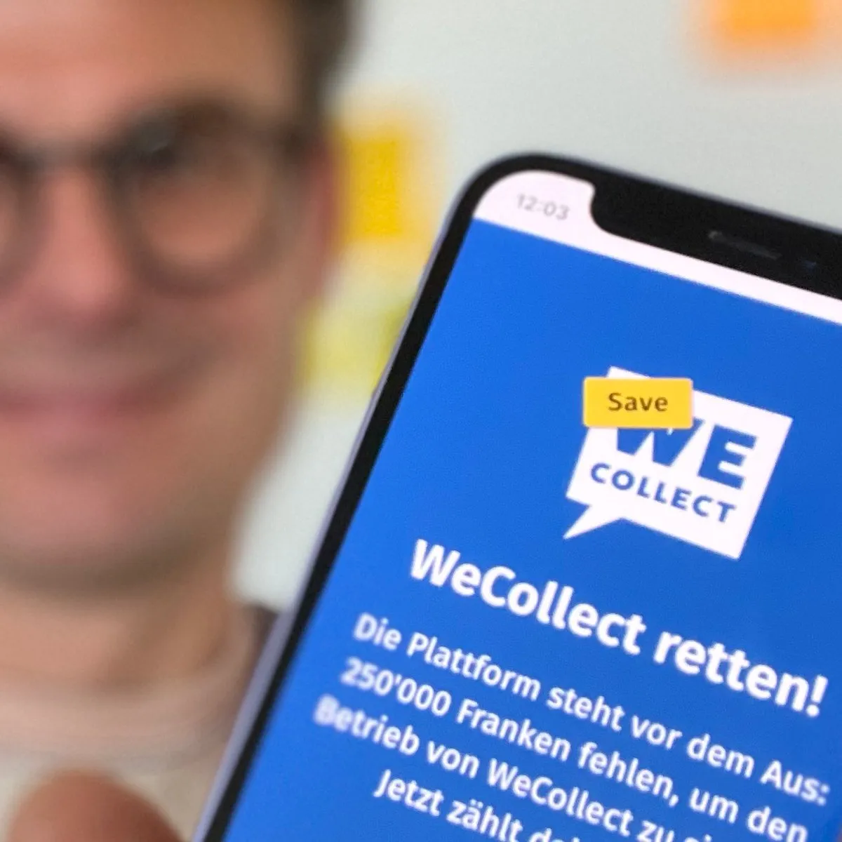 Smartphone mit dem Aufruf «WeCollect retten!» vor verschwommenem Gesicht