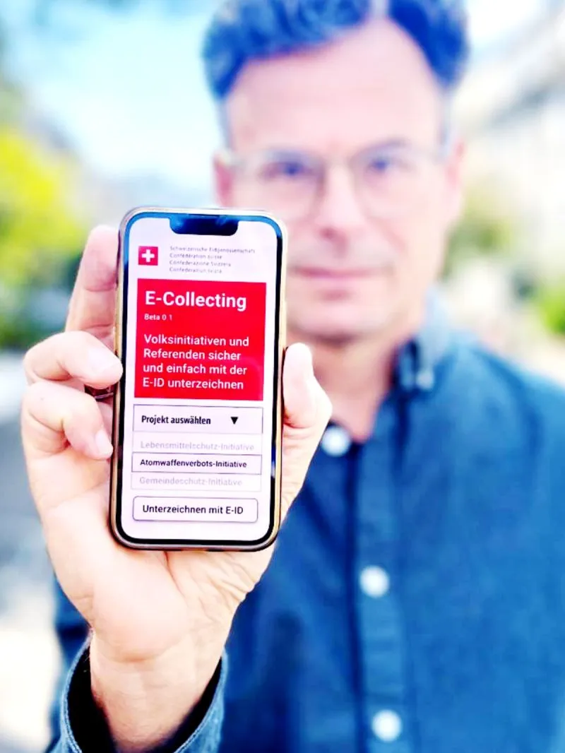 Daniel Graf hält ein Smartphone mit der Beta-App «E-Collecting» in die Kamera